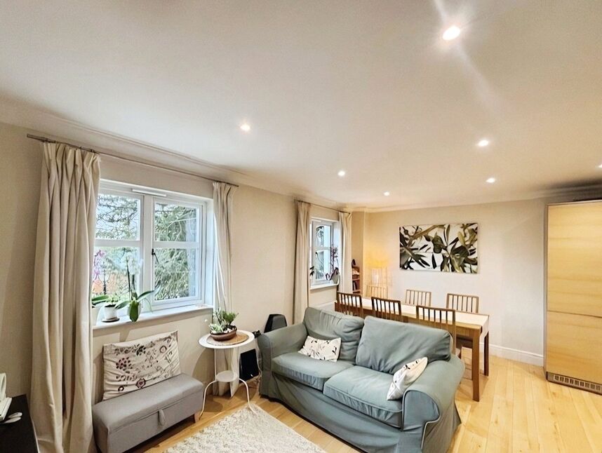 Flat Marchamont Close in Borough of Runnymede