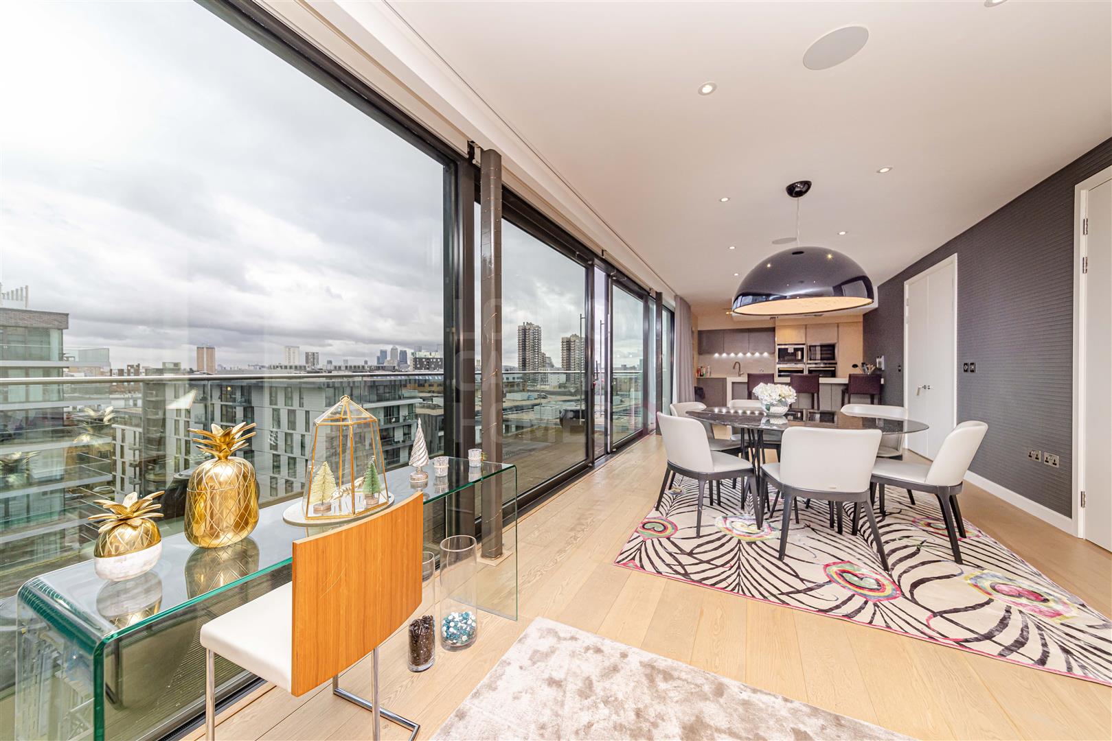 Flat Leman Street in Greater London