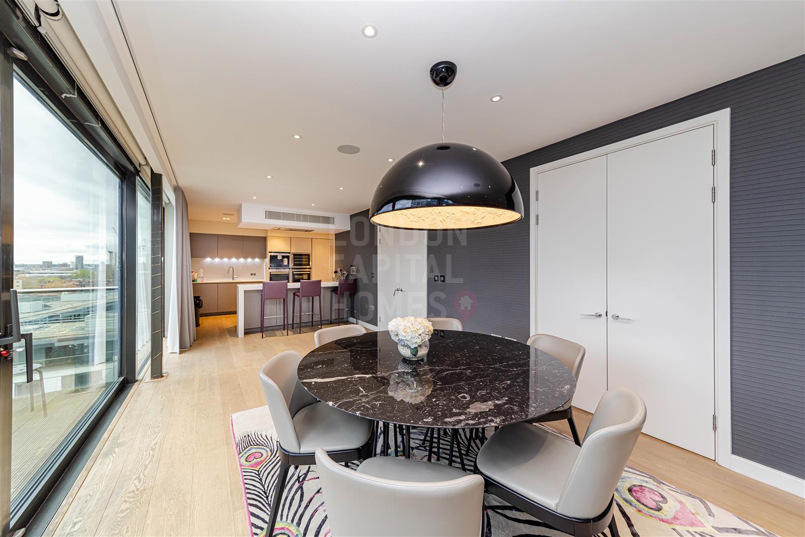 Flat Leman Street in Greater London