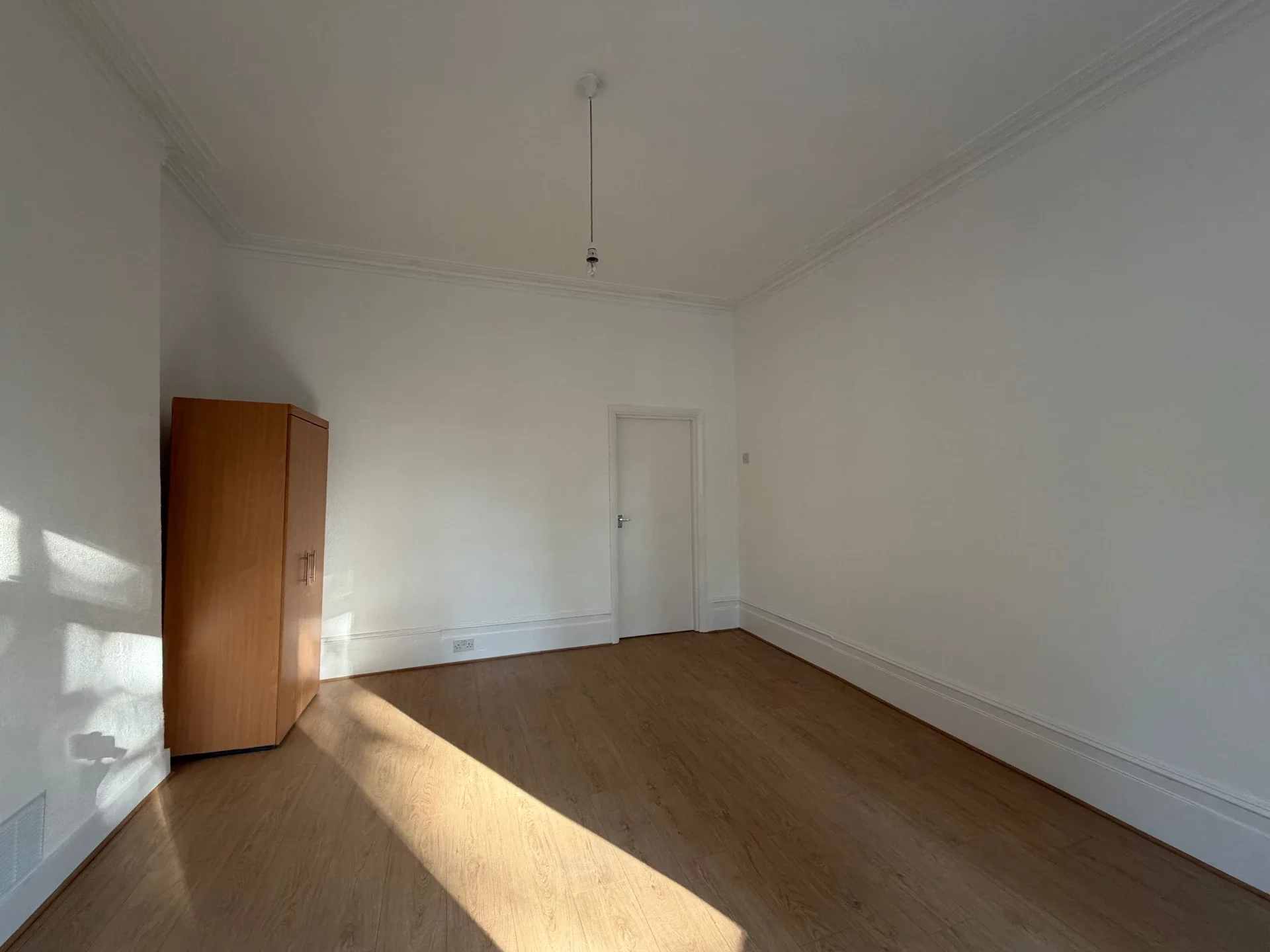 Flat Ballards Lane in Greater London