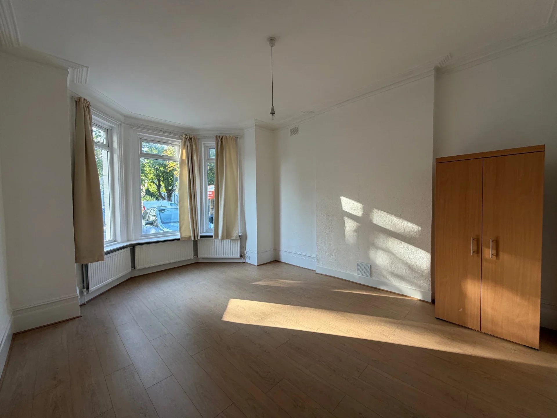 Flat Ballards Lane in Greater London
