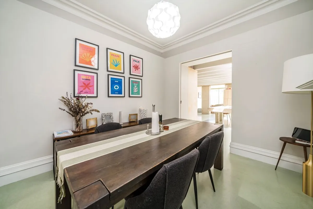 House Goldsmith Avenue in Greater London