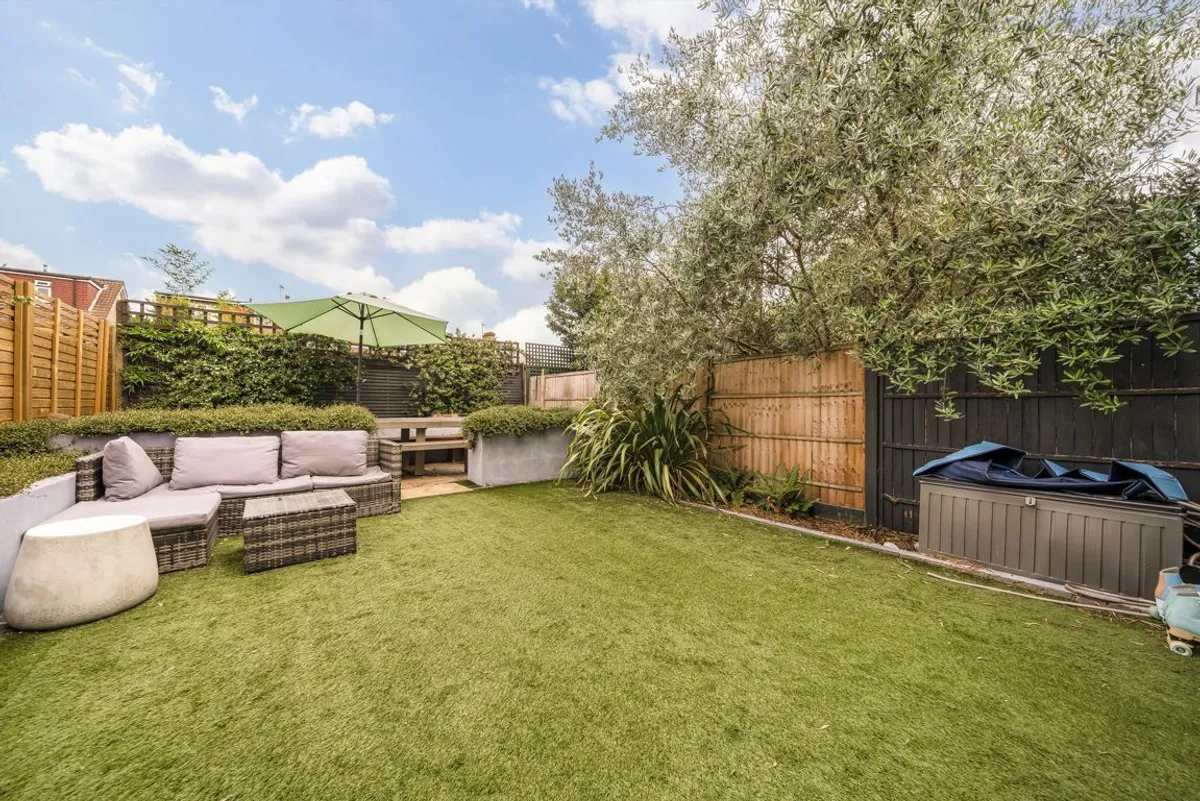 House Goldsmith Avenue in Greater London