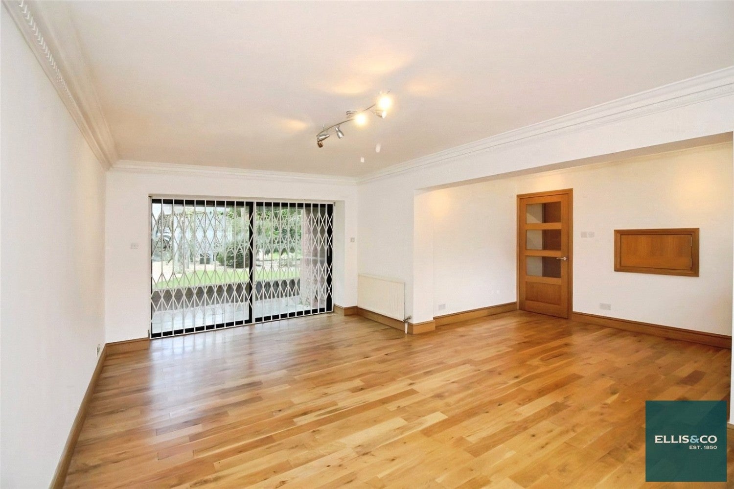 Flat Spencer Close in Greater London
