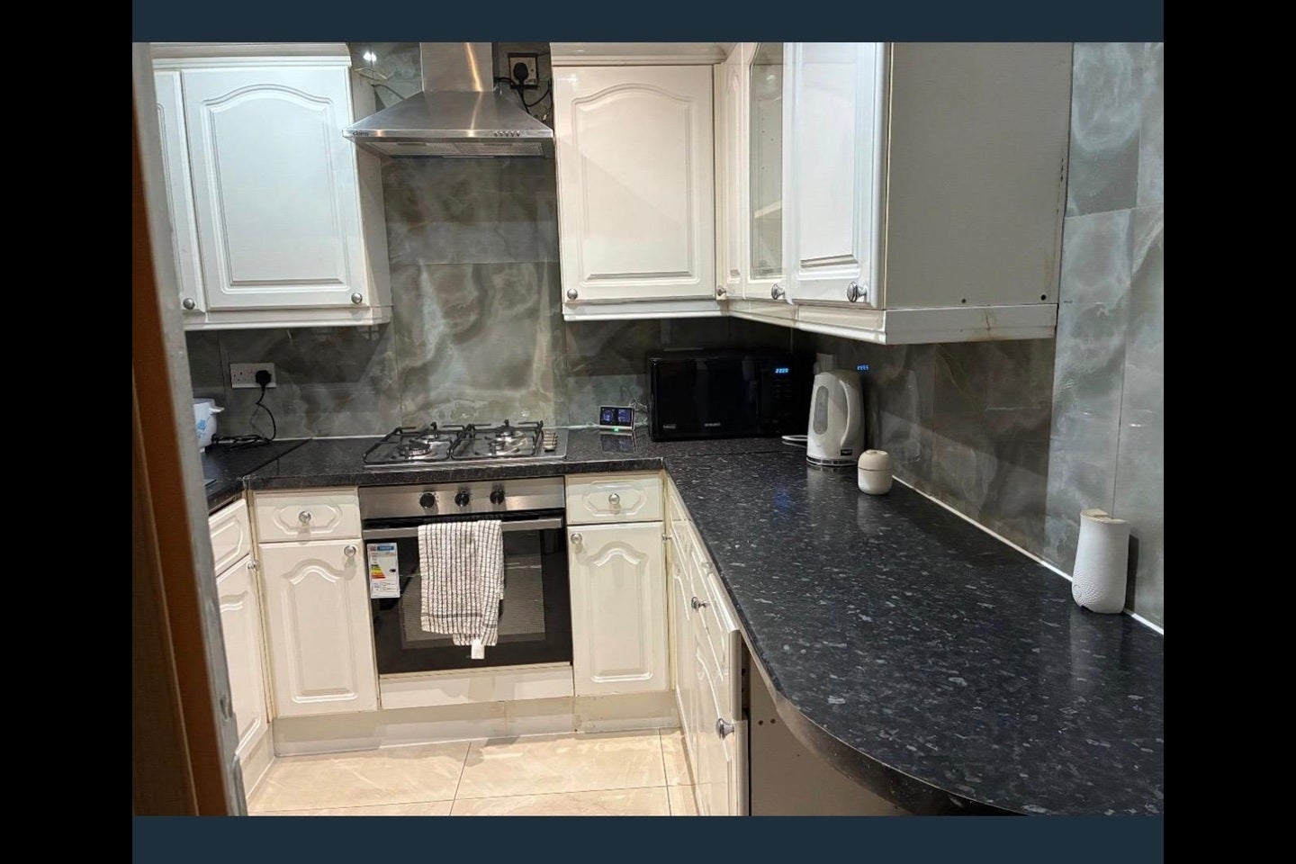 Room Eskley Gardens in South Ockendon