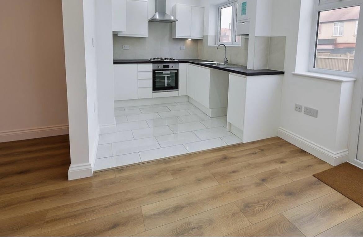 Room Randall Avenue in Greater London