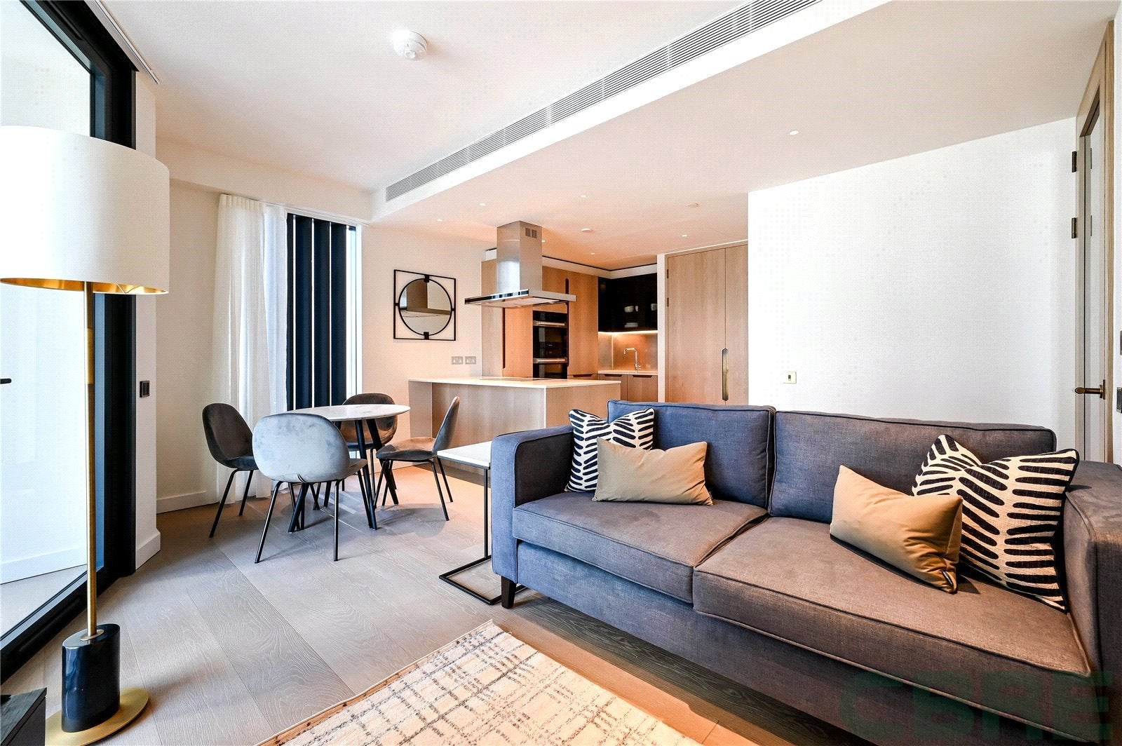 Flat Nine Elms Lane in Greater London