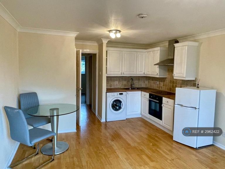 Flat Baysfarm Court in Greater London