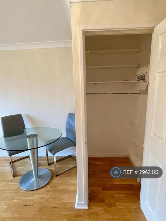 Flat Baysfarm Court in Greater London