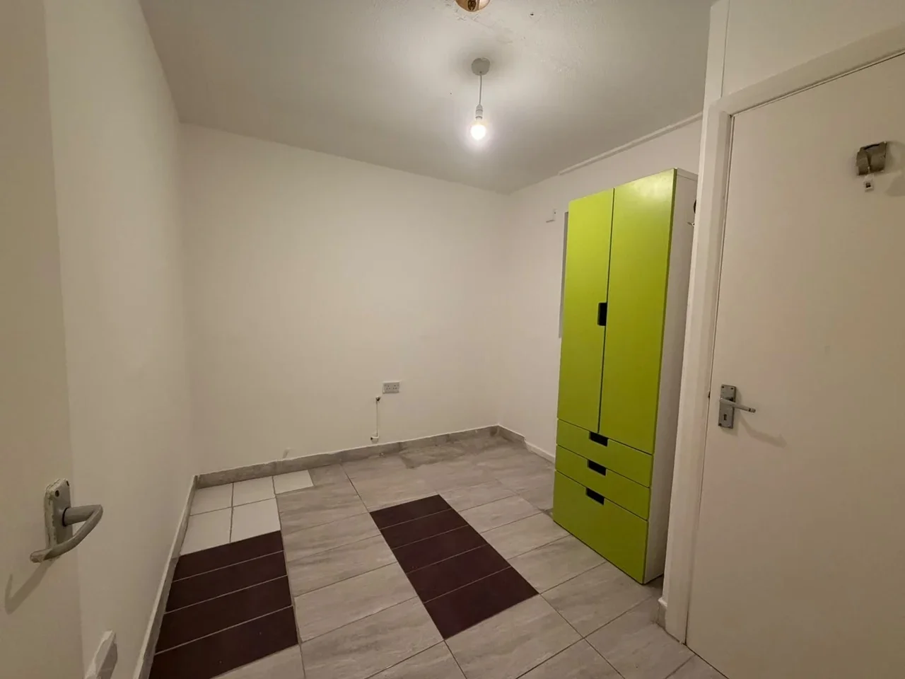 Flat Warton Road in Greater London