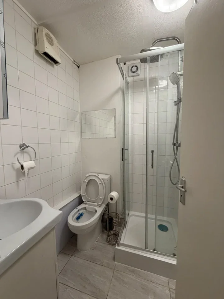 Flat Warton Road in Greater London