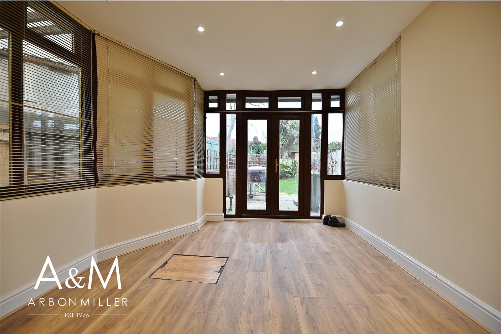 Room Dawson Avenue in Greater London