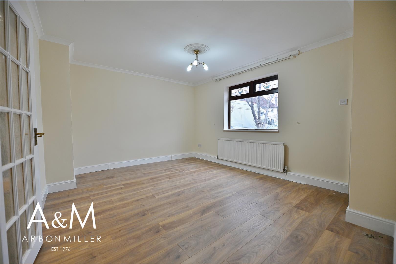 Room Dawson Avenue in Greater London
