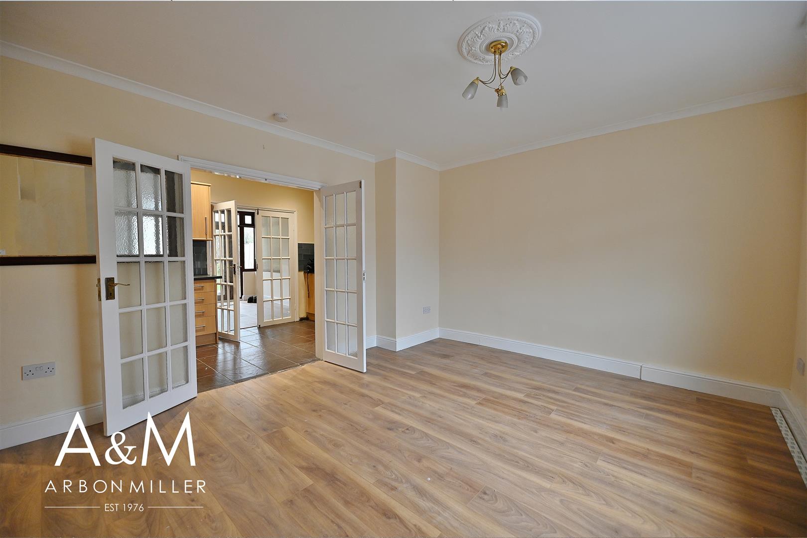 Room Dawson Avenue in Greater London