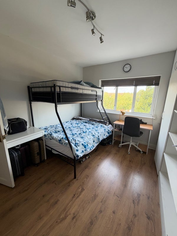 Room Manor Way in Greater London