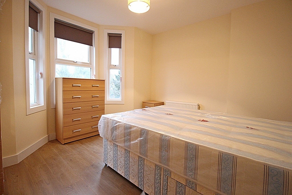 Room Sunnycroft Road in Greater London