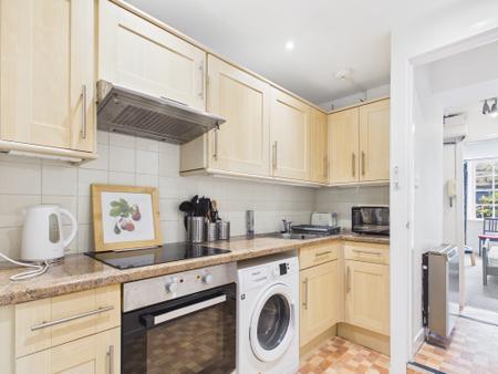 Flat Dundonald Street in City of Edinburgh