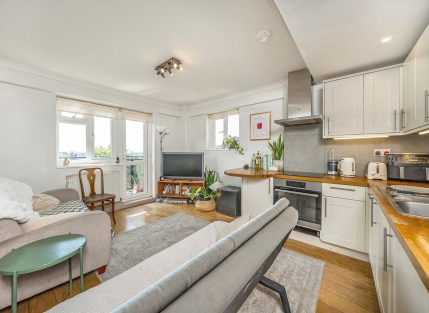 Flat Deepdene Gardens in Greater London