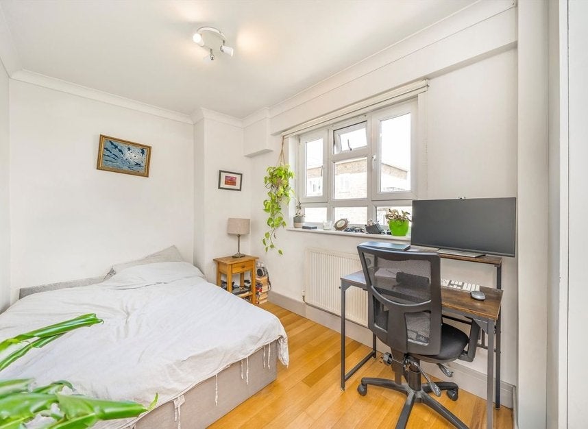 Flat Deepdene Gardens in Greater London