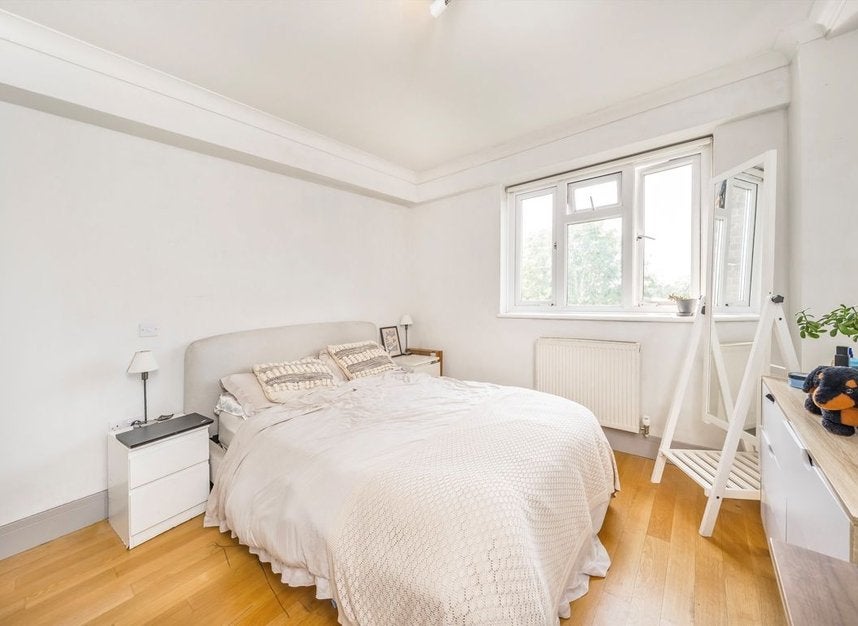 Flat Deepdene Gardens in Greater London
