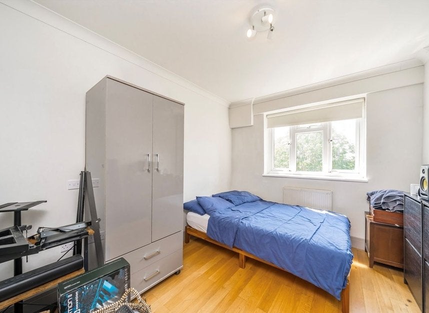Flat Deepdene Gardens in Greater London
