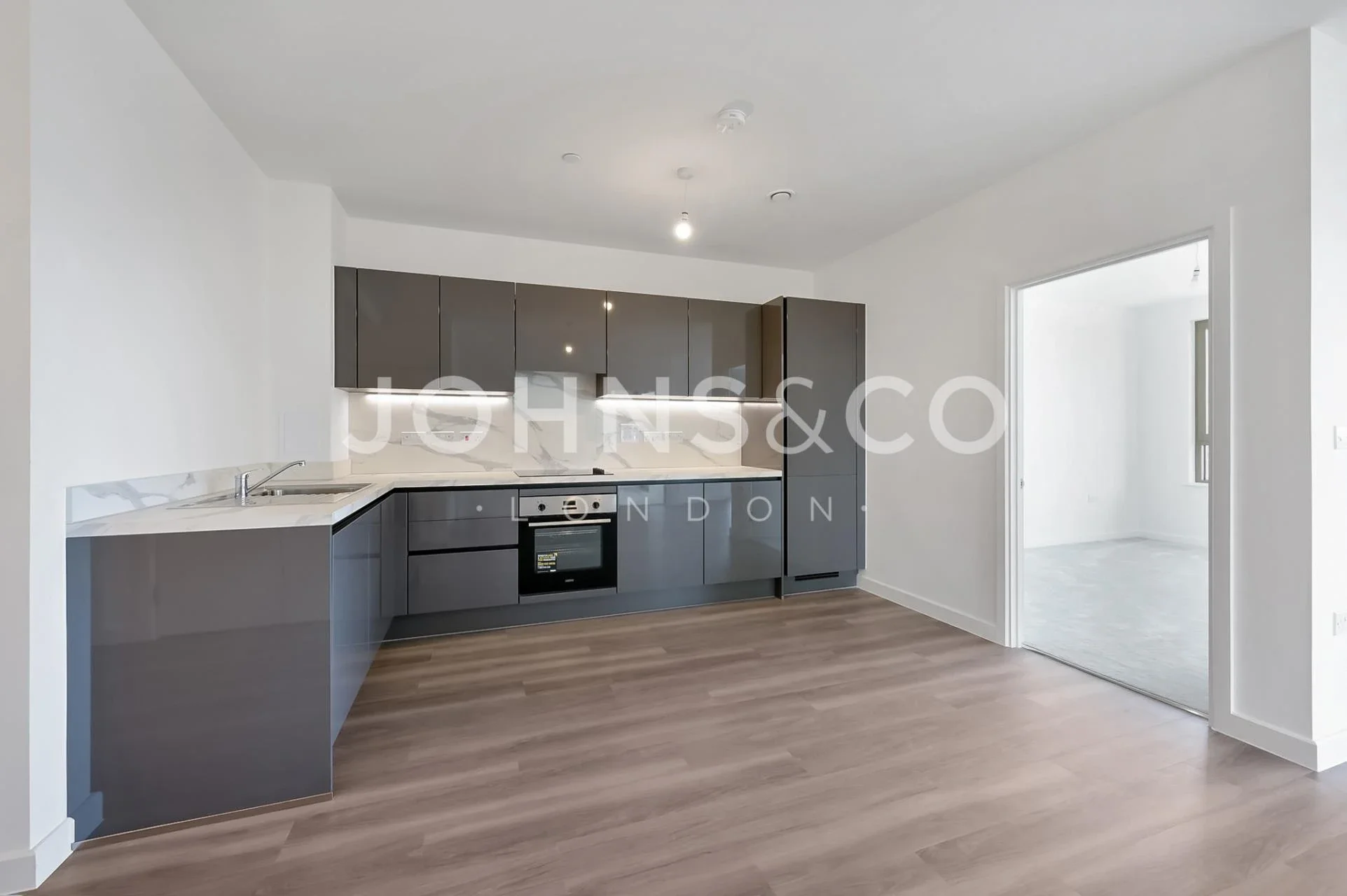 Flat Ilderton Road in Greater London