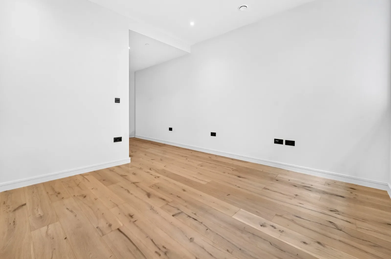 Flat Hollybush Gardens in Greater London