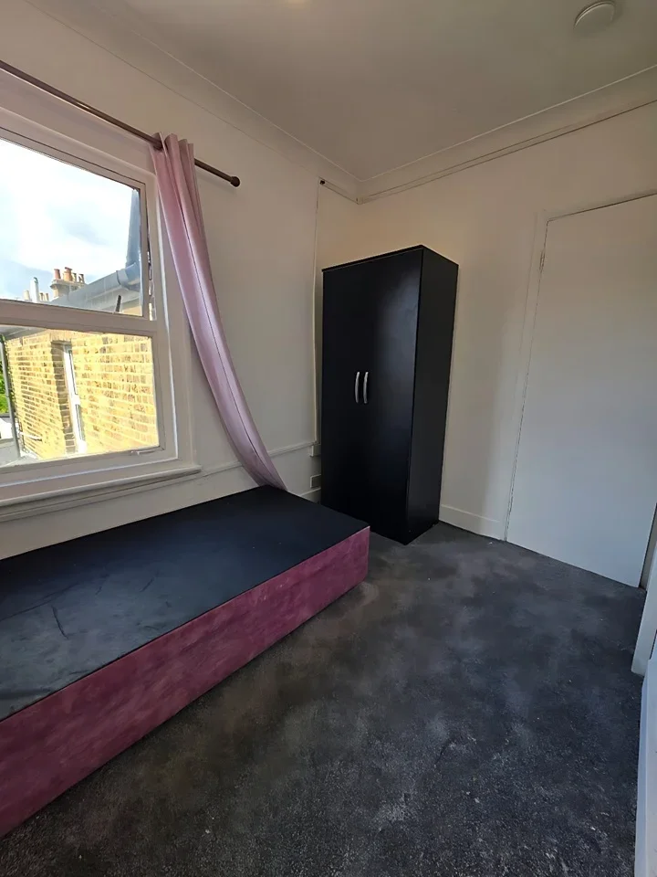 Flat Natal Road in Greater London