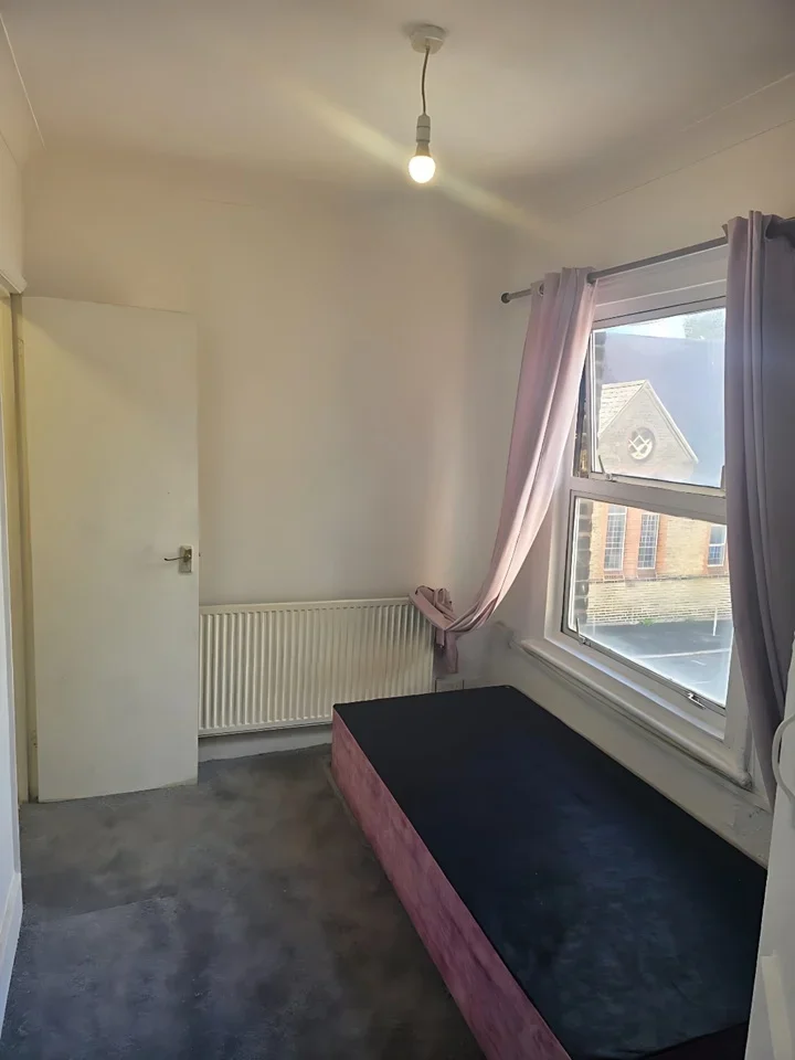Flat Natal Road in Greater London
