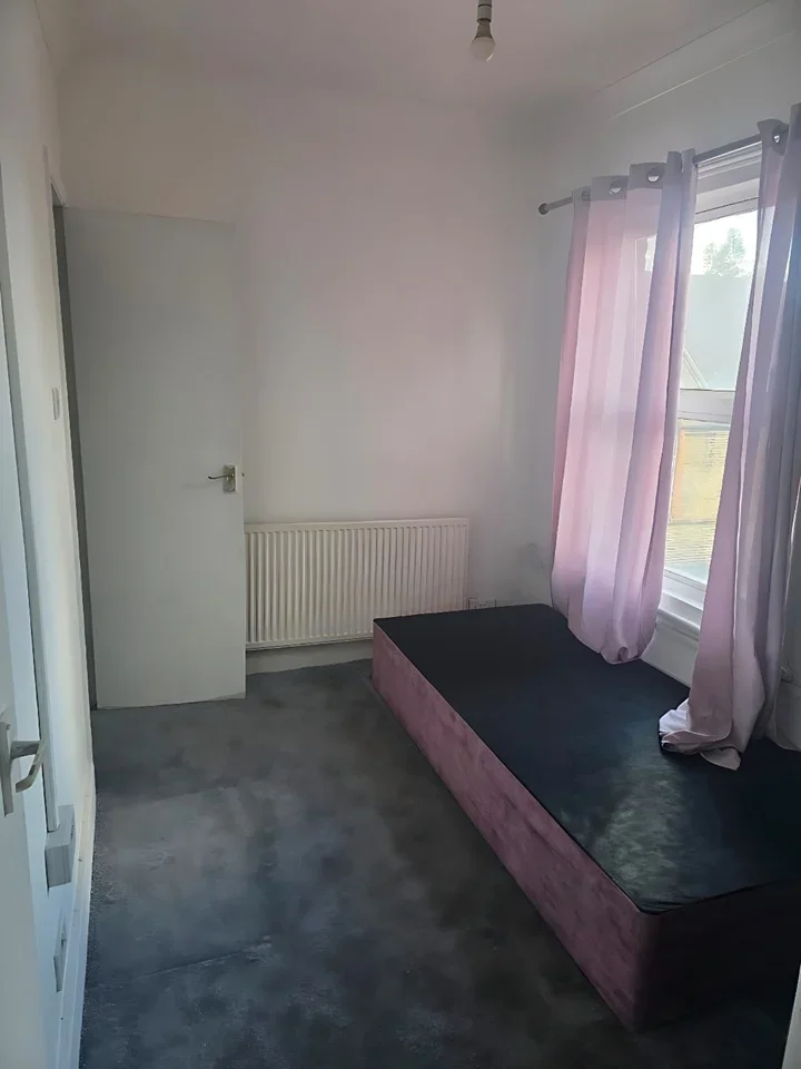 Flat Natal Road in Greater London
