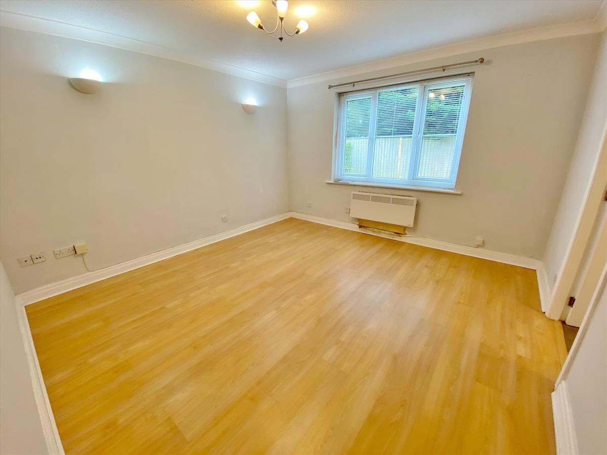 Flat Greenfinch Court in Staining