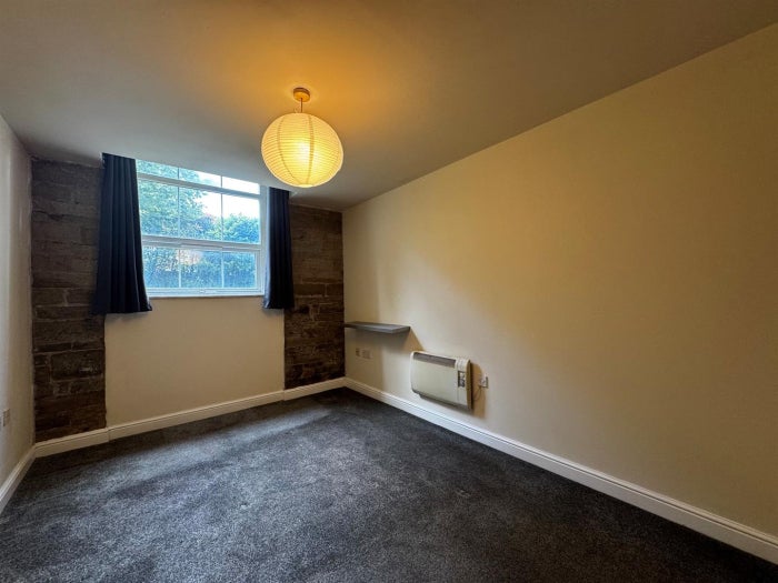 Flat Heathbury Gardens in Calderdale