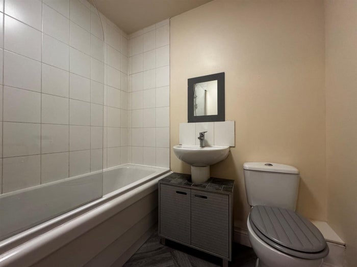 Flat Heathbury Gardens in Calderdale
