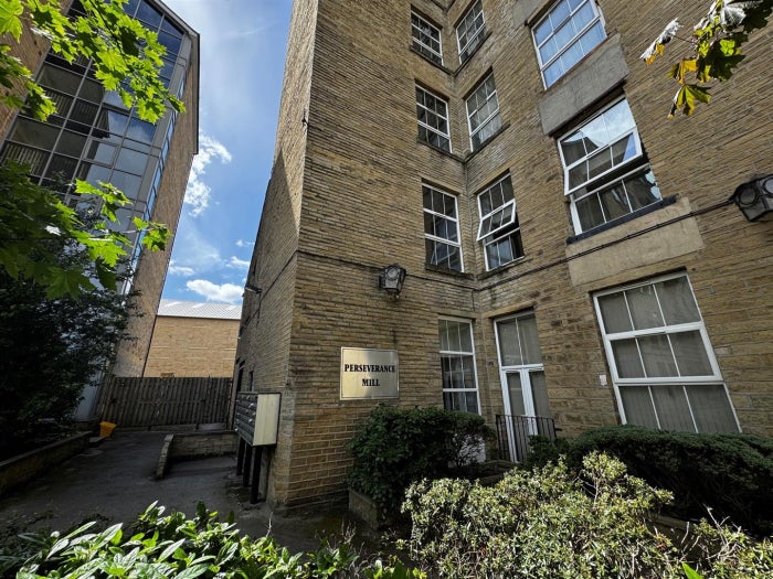 Flat Heathbury Gardens in Calderdale