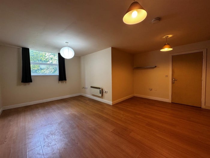 Flat Heathbury Gardens in Calderdale