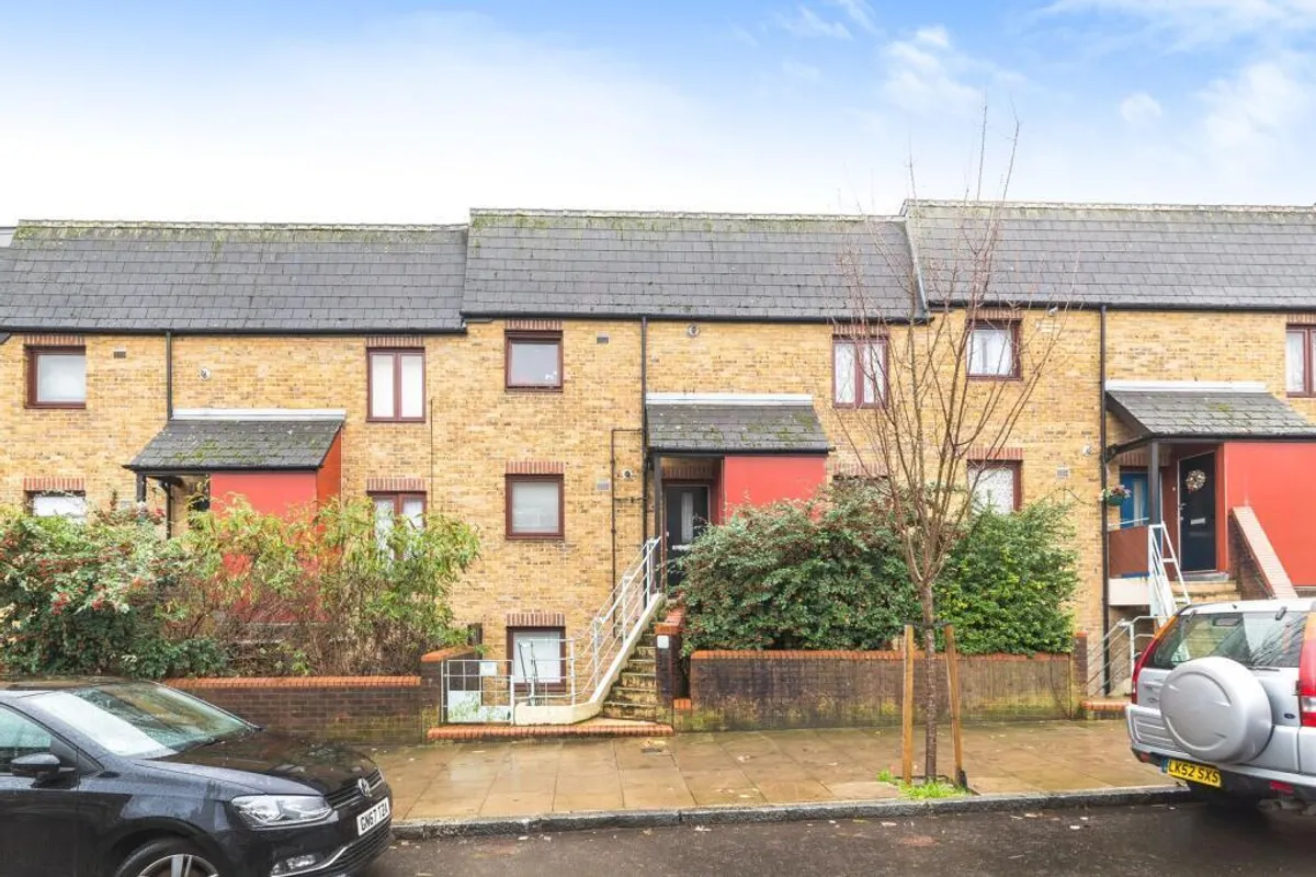 Flat Bredgar Road in Greater London