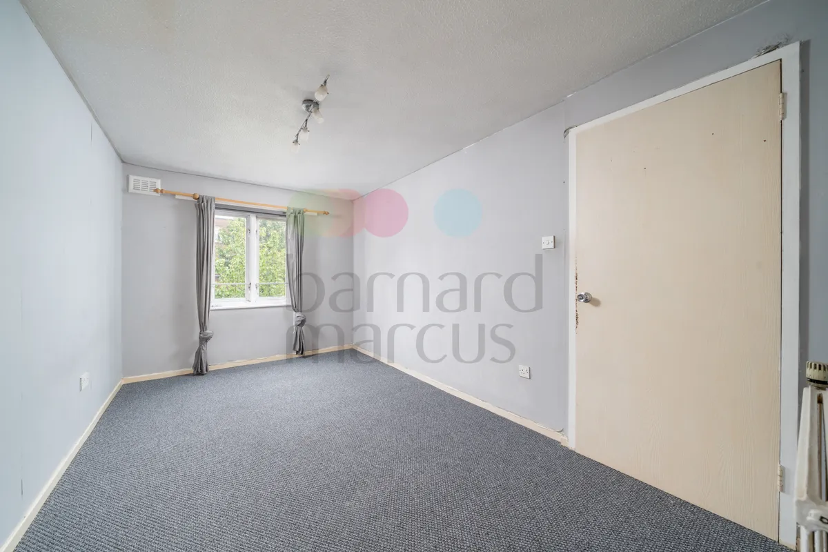 Flat Bredgar Road in Greater London