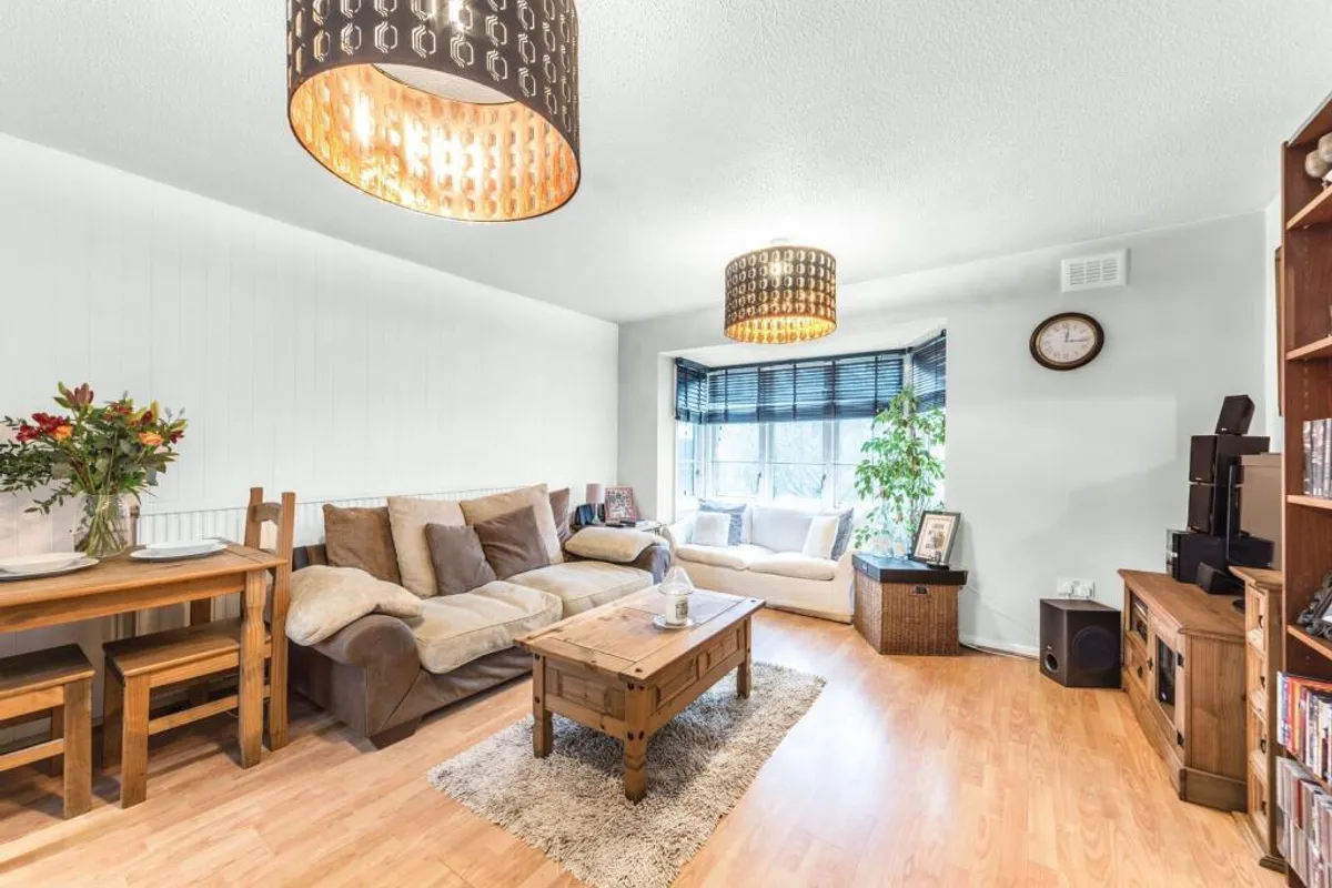 Flat Bredgar Road in Greater London