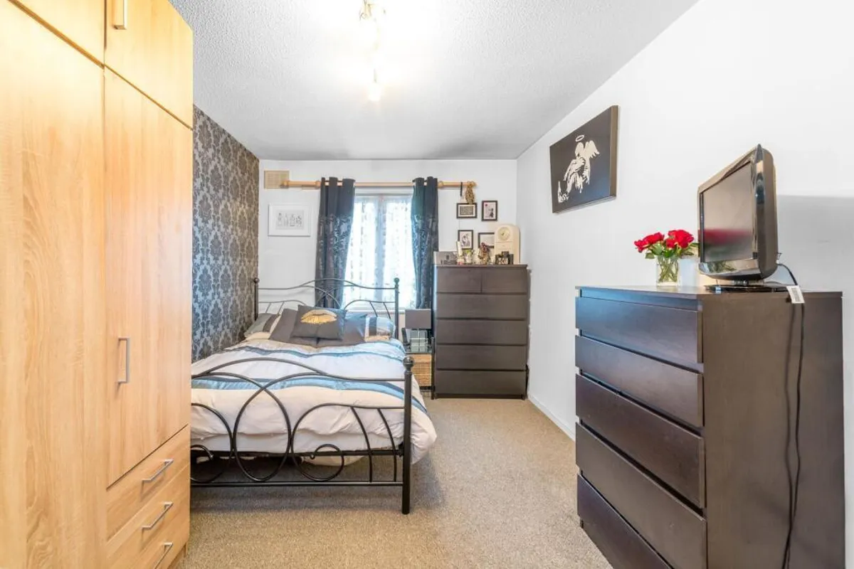 Flat Bredgar Road in Greater London