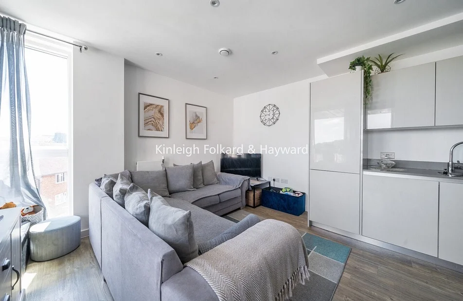 Flat Ealing Road in Greater London