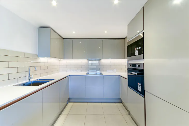 Flat Wapping Lane in Greater London