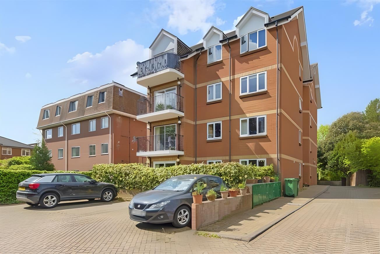Flat The Downs in Greater London