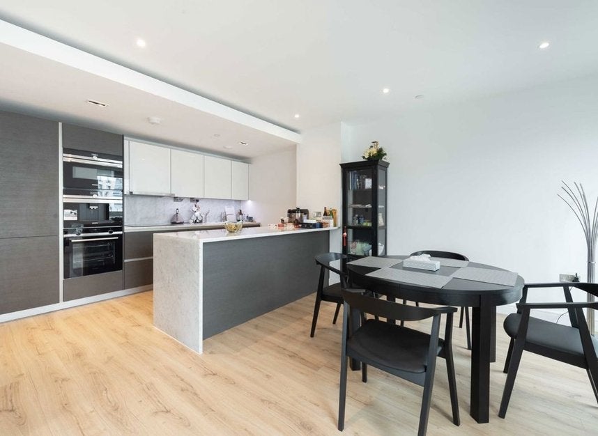 Flat Glenthorne Road in Greater London