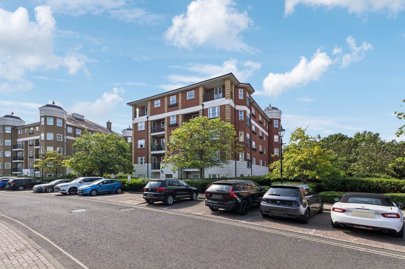 Flat Trinity Church Road in Greater London