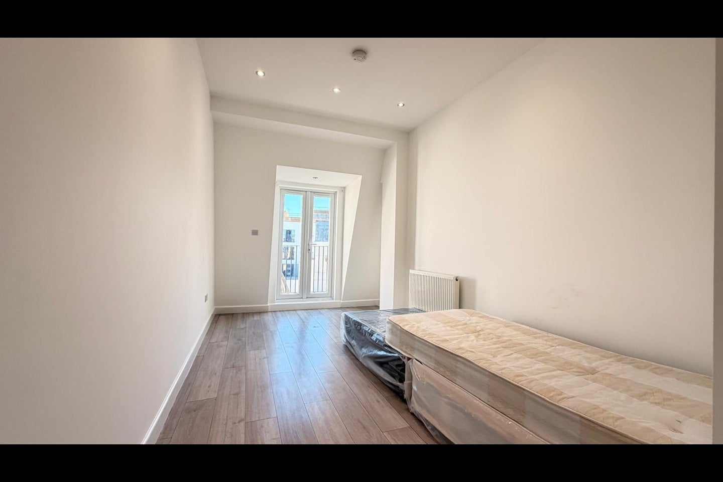 Flat Tooting High Street in Greater London
