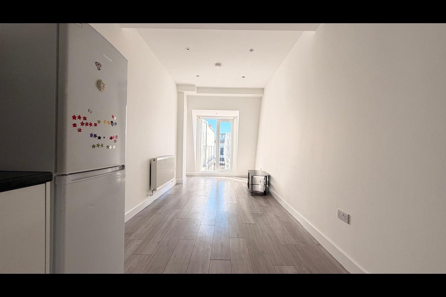 Flat Tooting High Street in Greater London