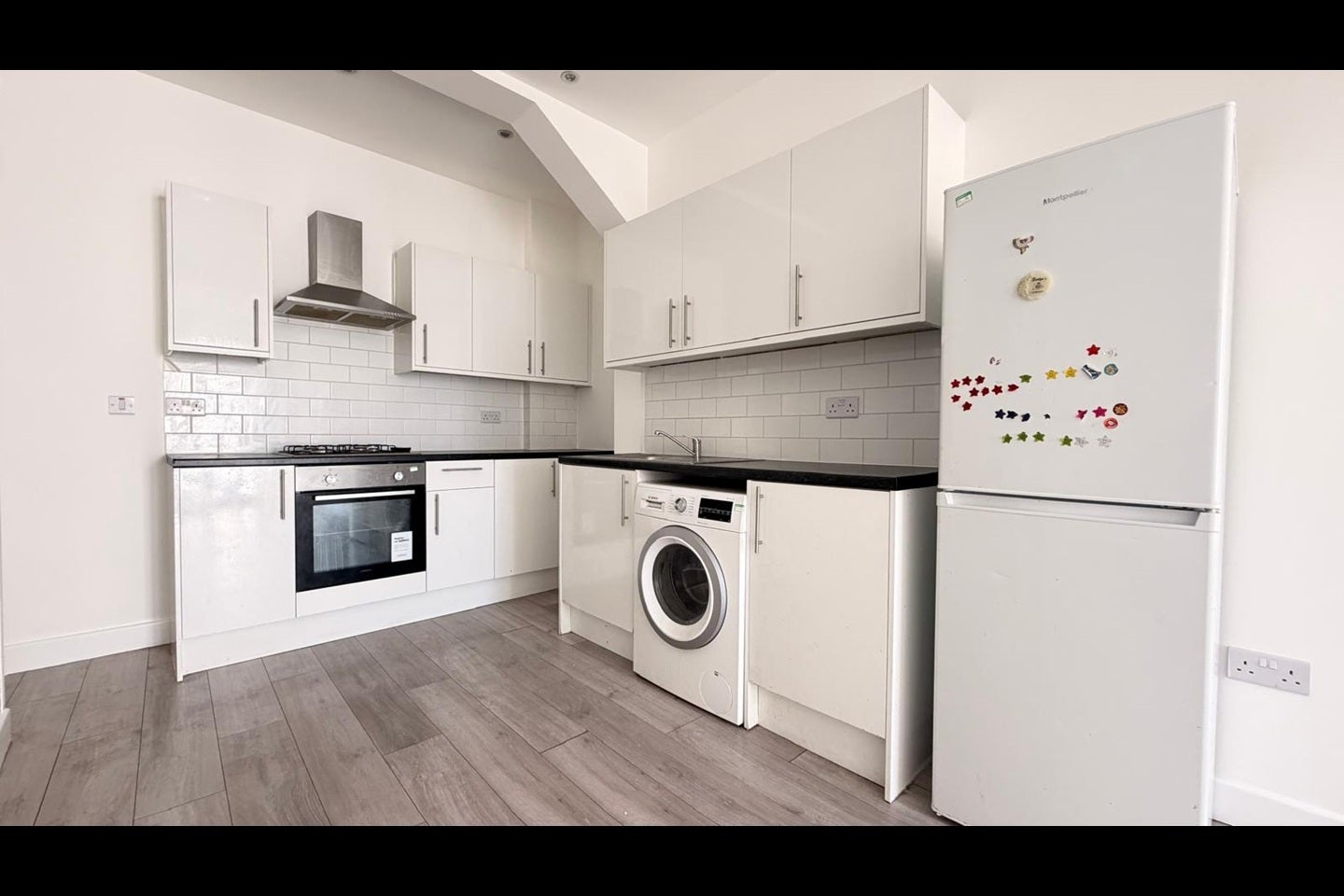 Flat Tooting High Street in Greater London