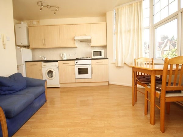 Flat Claremont Avenue in London