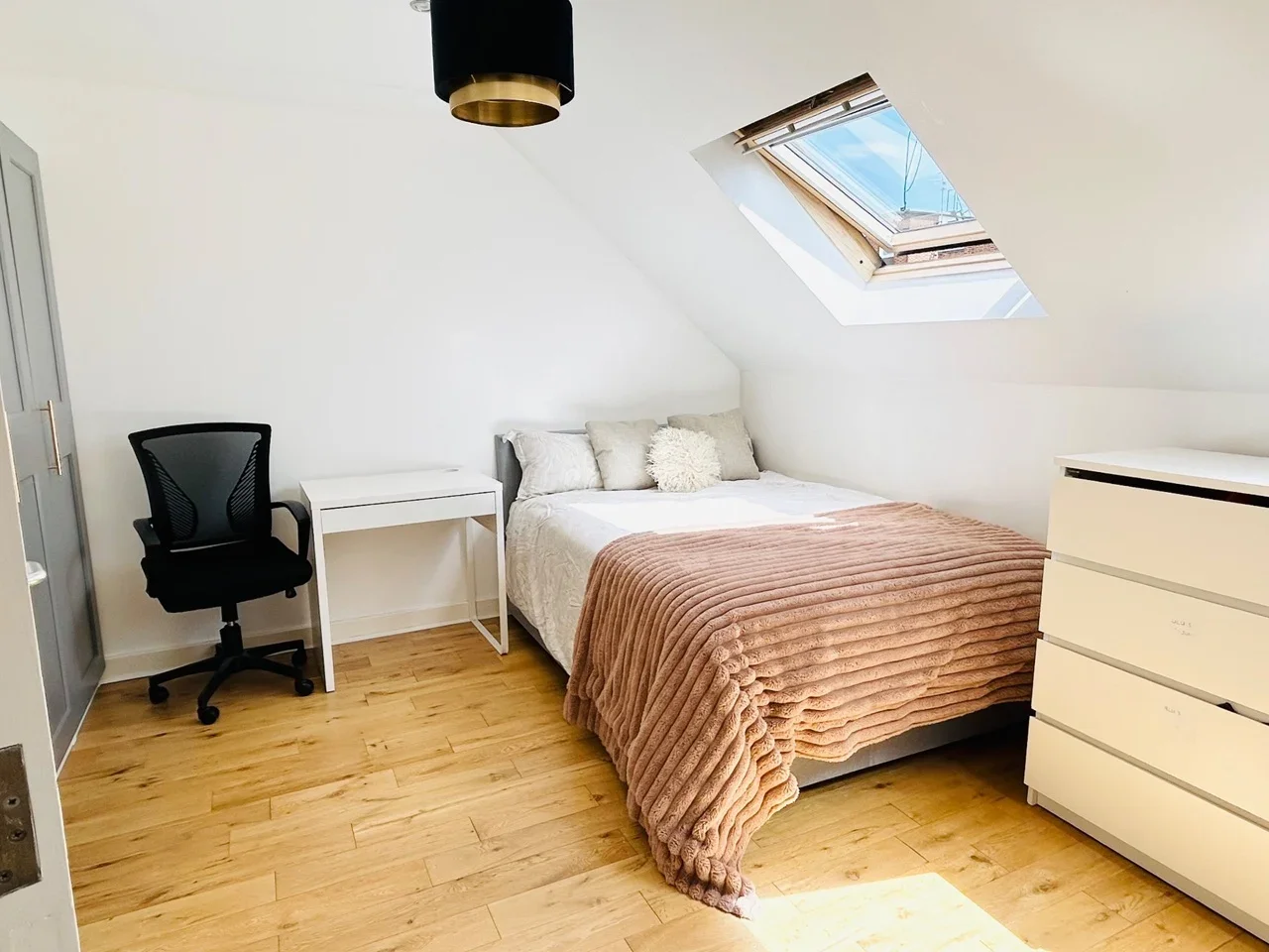Room Benjamin Mews in Greater London