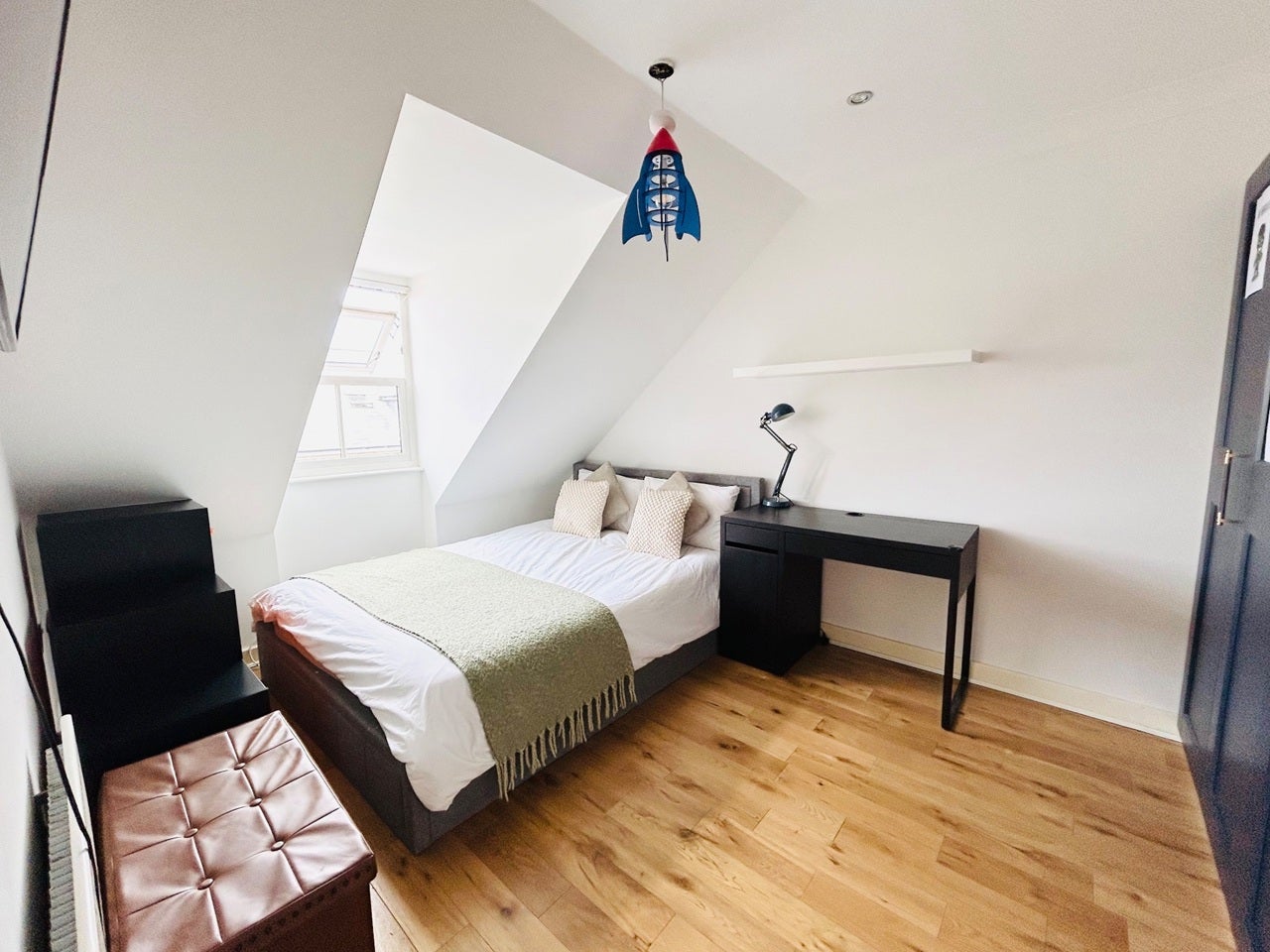 Room Benjamin Mews in Greater London